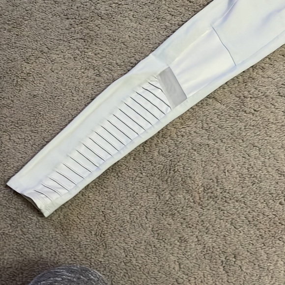 Alo moto leggings in a very light grey. - Picture 6 of 7